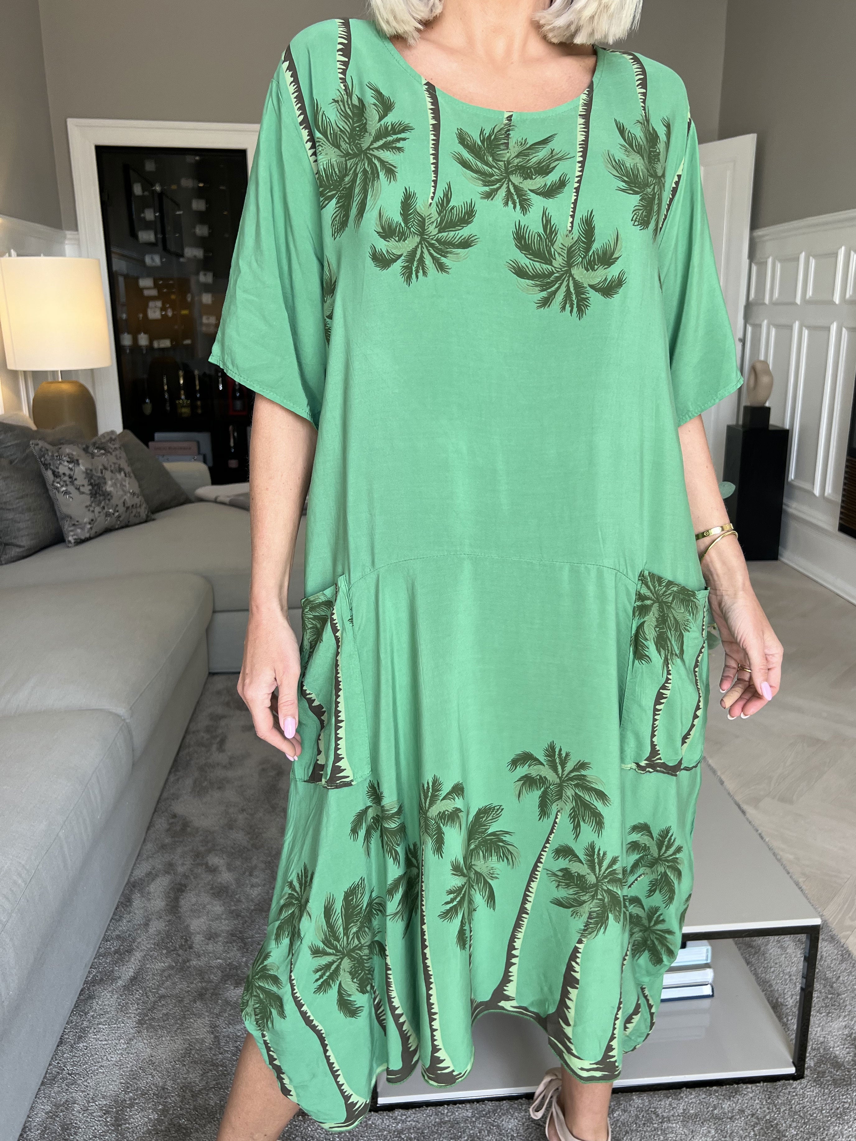 Idaline - Sød sommerkjole med palme motiver og lommer